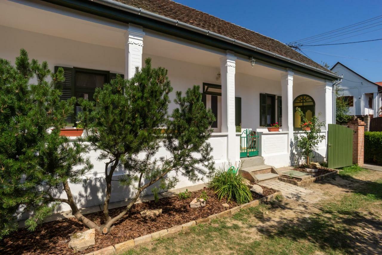 Vaj Bisztro Es Vendeghaz Apartment Palkonya Exterior foto